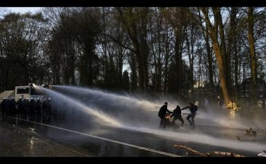 1.500 bei Illegaler Fete im Park: Polizisten in Brüssel verletzt