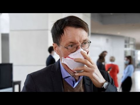 Corona-Impfung: Karl Lauterbach mit Astrazeneca-Präparat geimpft