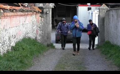 Migranten kraxeln über die Alpen