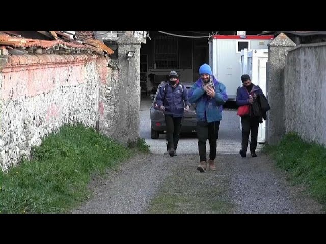 Migranten kraxeln über die Alpen