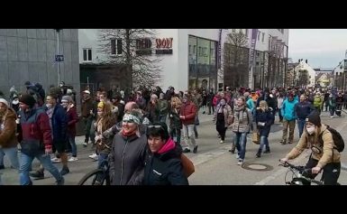 Trotz Verbots: „Querdenken“-Demonstranten ziehen durch Kempten
