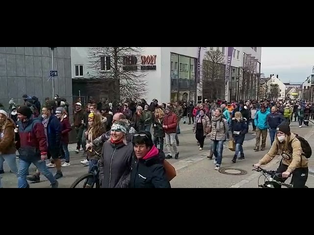 Trotz Verbots: „Querdenken“-Demonstranten ziehen durch Kempten
