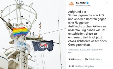 Kirchenschiff fährt unter „Antifa“-Flagge