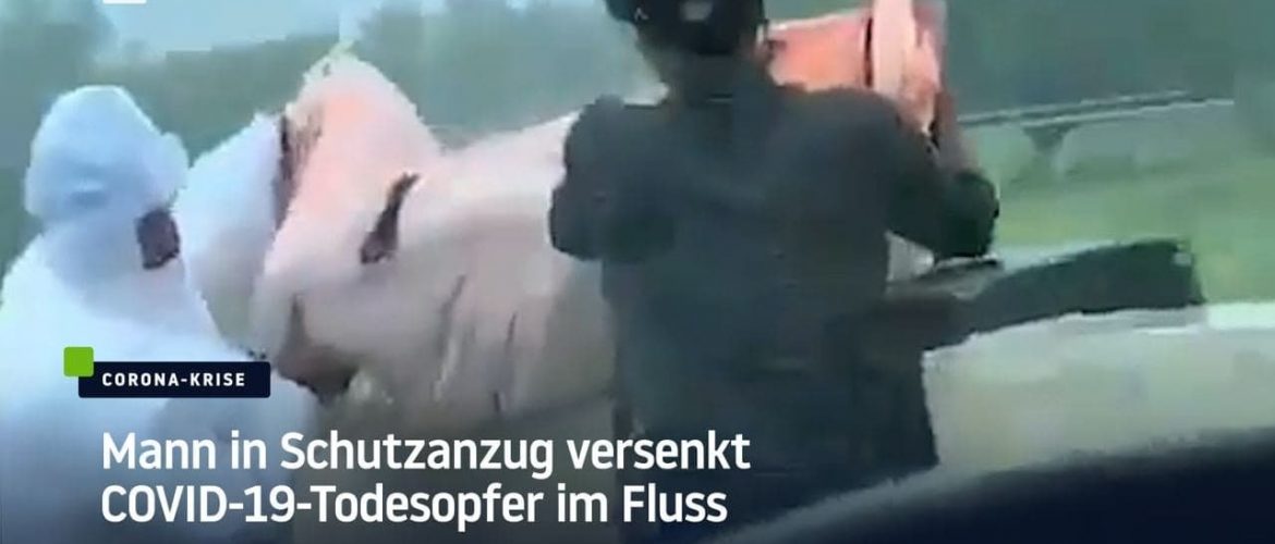 Mann in Schutzanzug versenkt COVID-19-Todesopfer in einem Fluss in Indien