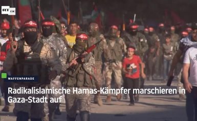 Radikalislamische Hamas-Kämpfer marschieren in Gaza-Stadt auf
