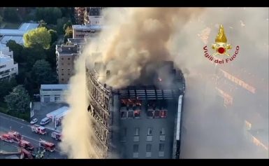 Mailand: 18-stöckiges Hochhaus brennt