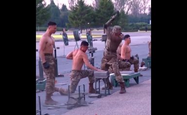 Brutal oder abgehärtet? Soldaten in Nordkorea demonstrieren „Stärke, Mut und Moral“