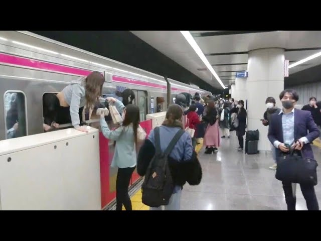 Messerangriff in U-Bahn: Passagiere retten sich durch Fenster