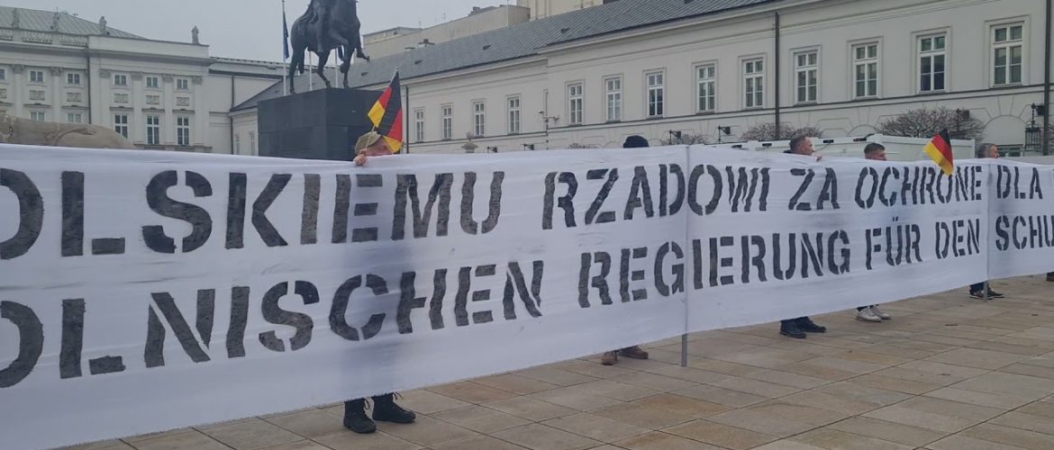Sächsische Patrioten bedanken sich in Warschau vor dem Präsidentenpalast
