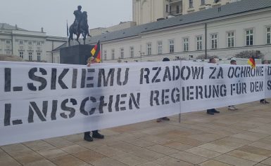 Sächsische Patrioten bedanken sich in Warschau vor dem Präsidentenpalast