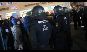 Rund 3000 Teilnehmer: Münchner Polizei löst Corona-Demo auf