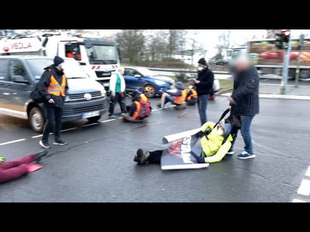 Blockade auf Stadtautobahn: Klimaschützer und Autofahrer geraten aneinander