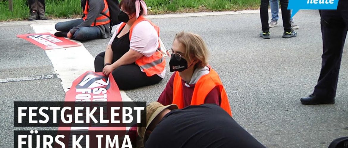 Aktivisten blockieren im Berufsverkehr stundenlang die A95 in Fürstenri