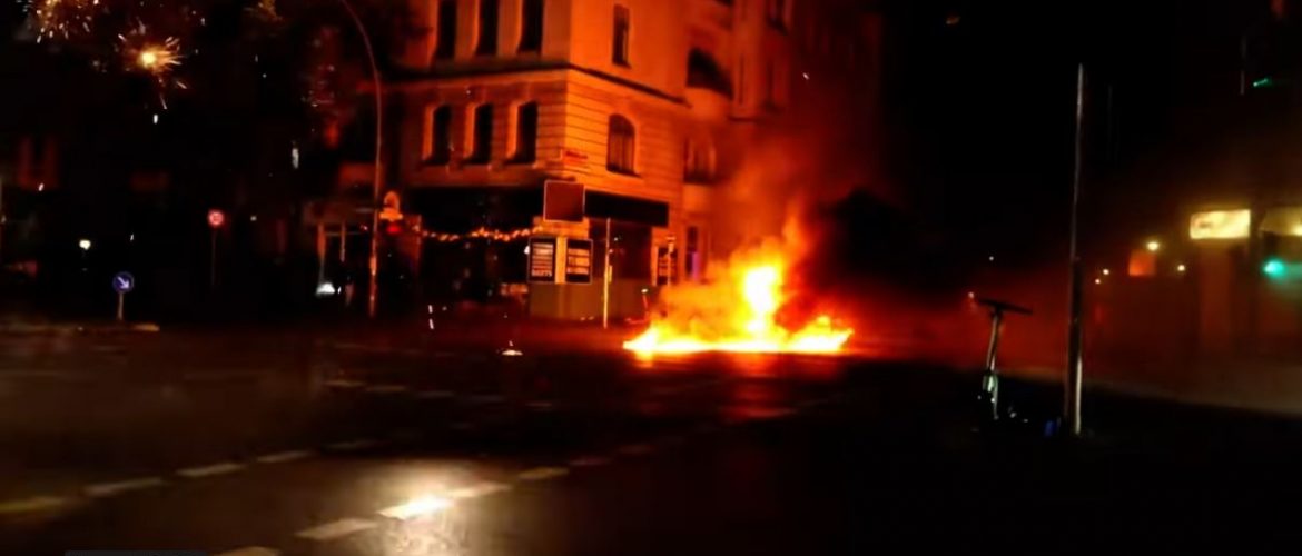 Muslime errichten brennende Barrikaden in Berlin