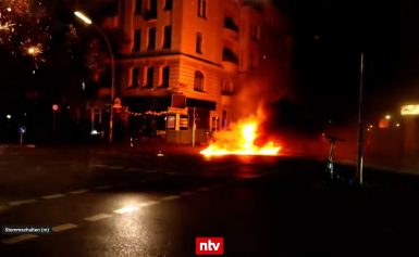 Muslime errichten brennende Barrikaden in Berlin